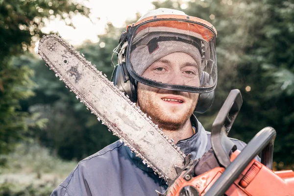 Profesionální zahradník s motorovou pilou — Stock fotografie