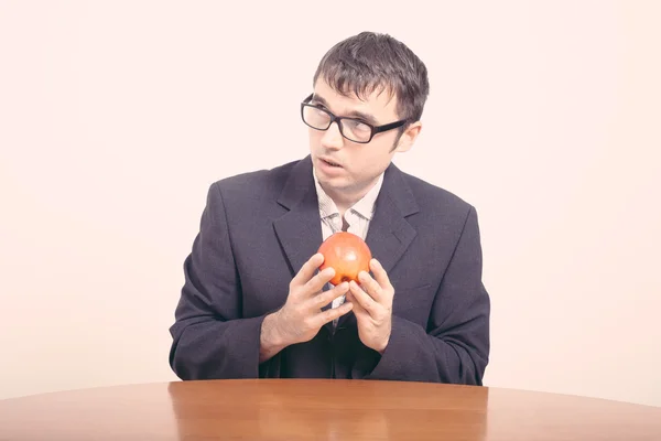 Hombre de negocios preocupado con manzana — Foto de Stock