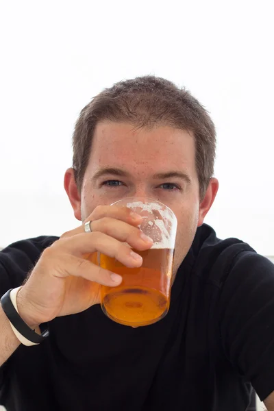 Jongeman die bier drinkt — Stockfoto