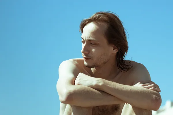 Homem sem camisa sobre céu azul claro — Fotografia de Stock