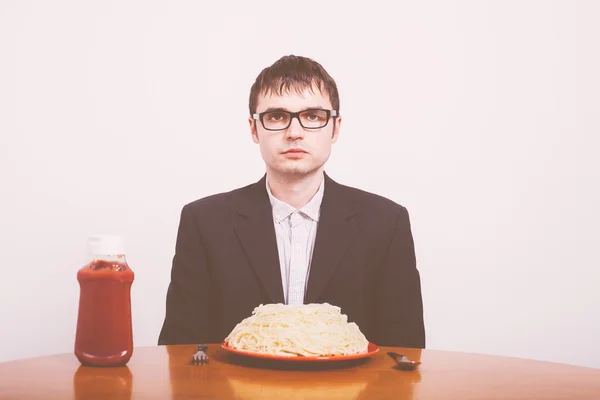 Businessman and pasta with ketchup. — Stock Photo, Image