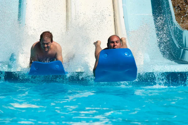 Menschen im Wasserpark — Stockfoto