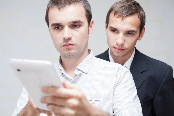 Mensen uit het bedrijfsleven met digitale tablet — Stockfoto