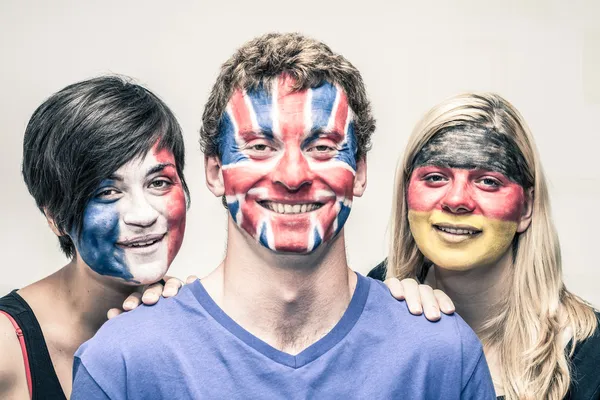 Gente feliz con banderas europeas en las caras — Foto de Stock