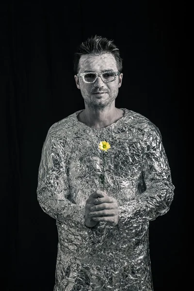 Çiçek ile mutlu uzay adamı — Stok fotoğraf