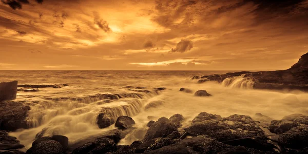 Dramatische kleurrijke oceaan zonsondergang — Stockfoto