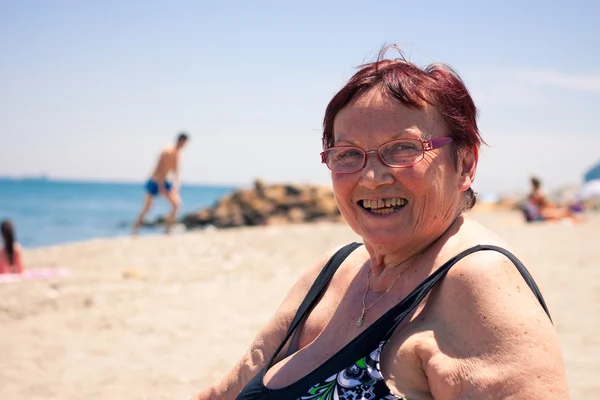 ビーチで幸せな年配の女性 — ストック写真