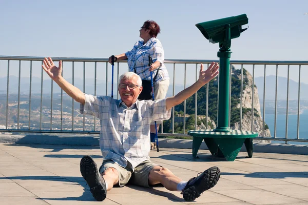 Hilarious senior man tourist on Gibraltar Rock — Stock Photo, Image