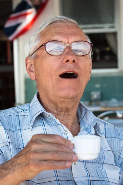 Homme âgé buvant du café — Photo