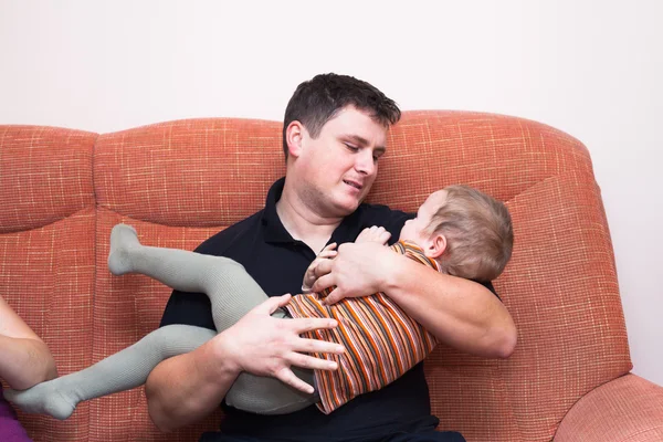 Vater umarmt seinen kleinen Jungen — Stockfoto