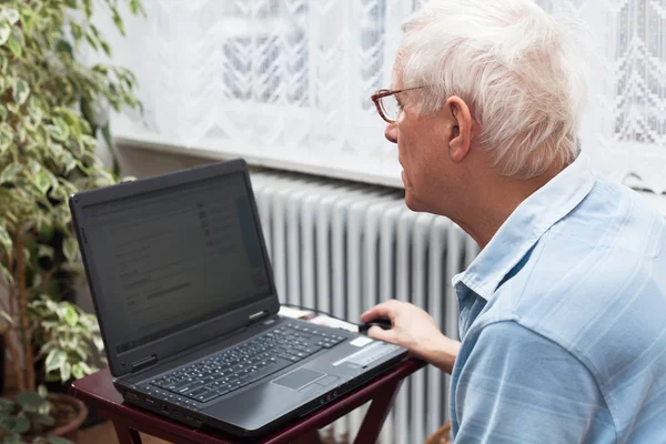 Senior man online — Stock Photo, Image