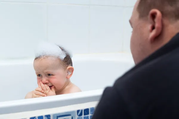 Babyjongen huilen in Bad — Stockfoto