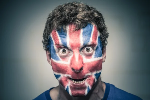 Hombre aterrador con bandera británica pintada en la cara — Foto de Stock