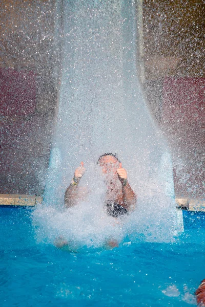 Férfi az aqua park — Stock Fotó