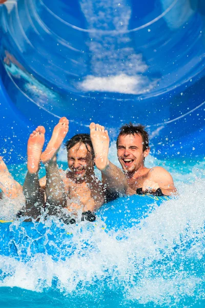 Menschen Wasserrutsche im Aquapark — Stockfoto