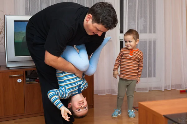 Père ludique et enfant garçon — Photo