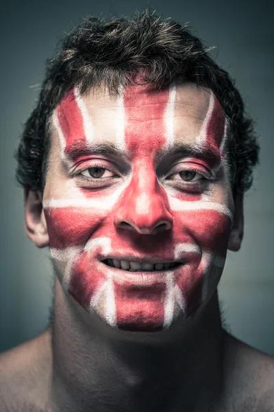 Homem feliz com bandeira britânica no rosto — Fotografia de Stock