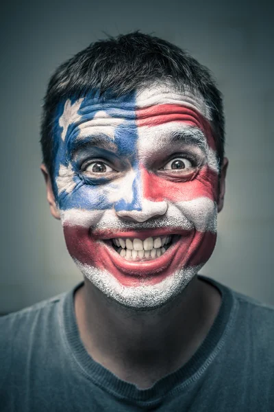 Homem engraçado com bandeira dos EUA pintada no rosto — Fotografia de Stock