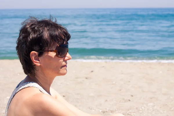 Heureuse femme âgée moyenne sur la plage — ストック写真