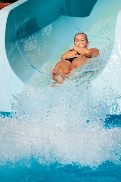 Mulher no parque aquático — Fotografia de Stock