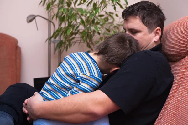 Padre che abbraccia suo figlio — Foto Stock