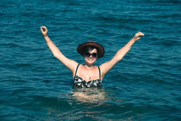 Mujer feliz disfrutando del mar — Foto de Stock