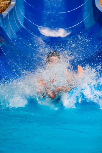 Menschen Wasserrutsche im Aquapark — Stockfoto