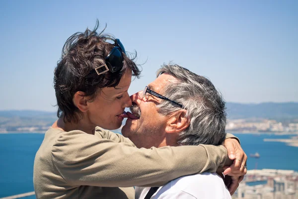 Happy couple kissing outdoors — Stock Photo, Image