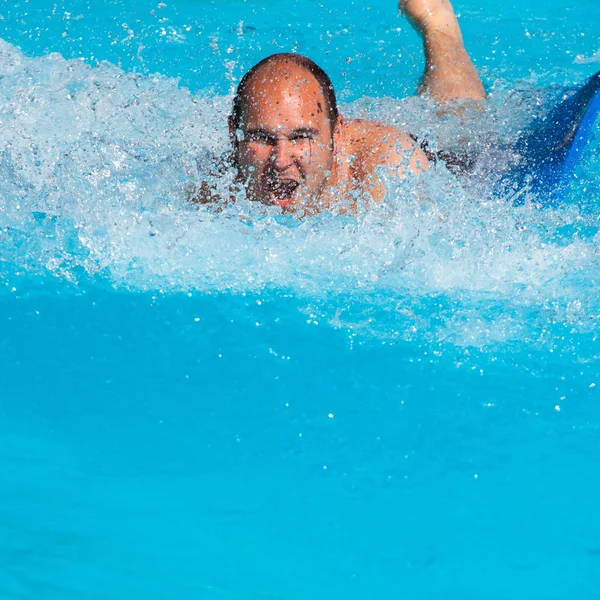 Homem no parque aquático — Fotografia de Stock