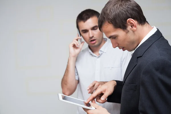 Geschäftsleute Mobilkommunikation — Stockfoto