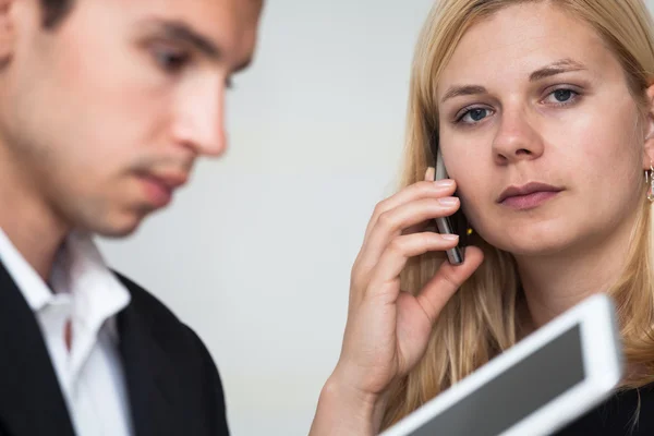 Geschäftsleute Mobilkommunikation — Stockfoto