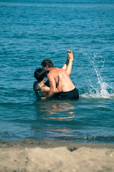 Couple heureux profitant de la mer — Photo