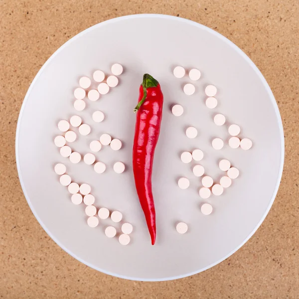 Красный перец чили с витаминами — стоковое фото