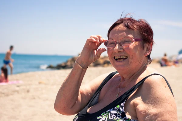 Mulher sênior feliz na praia — Fotografia de Stock