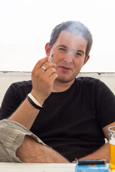 Joven fumando cigarrillo — Foto de Stock