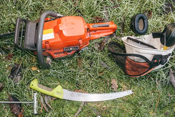 Chainsaw and pruning handsaw — Stock Photo, Image