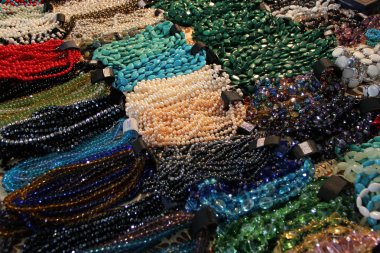 boncuk ve bir doğal taş mücevher