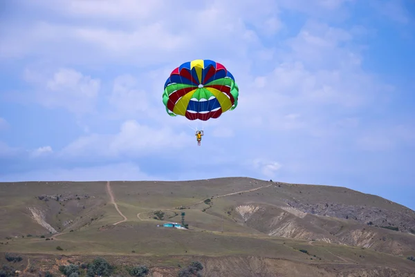 飞滑翔伞在山 — 图库照片