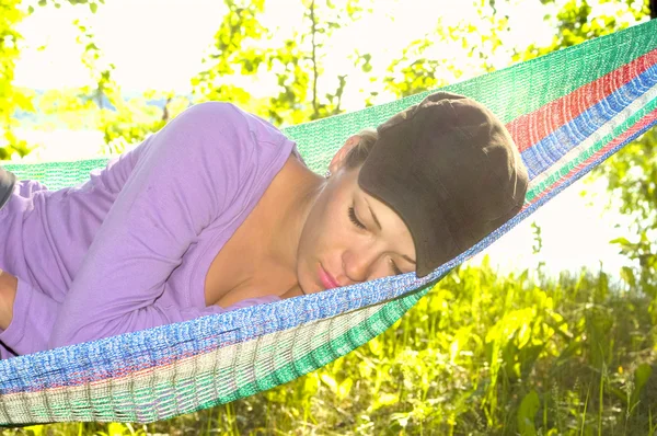 Девушка спит в гамаке — стоковое фото