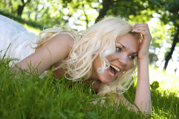 Невеста-блондинка, лежащая на волоске — стоковое фото