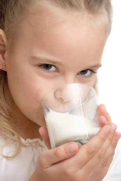 Drinkmelk voor kinderen — Stockfoto