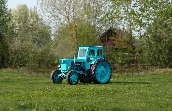 Gamla traktor på en gård — Stockfoto