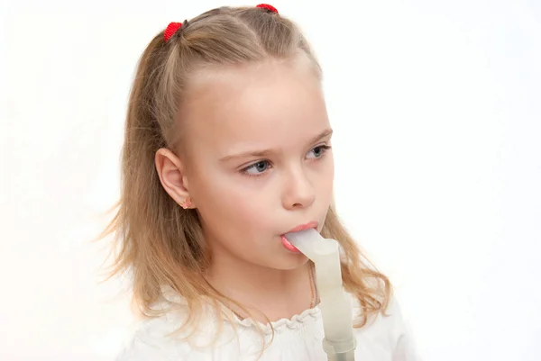 吸入器を使用して若い女の子 — ストック写真
