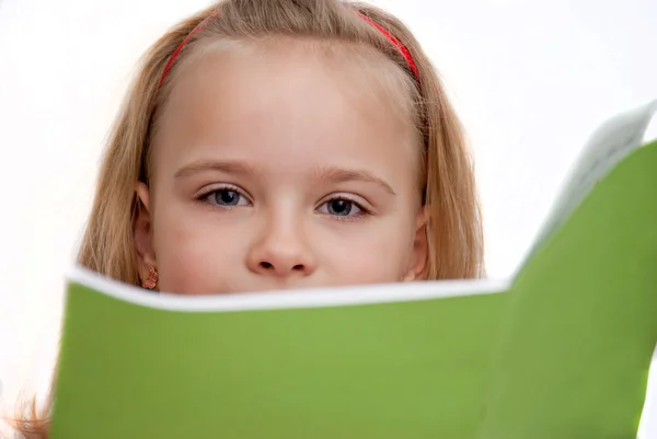 Ragazza copre il suo volto con il libro — Foto Stock