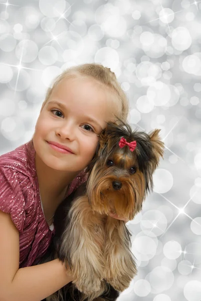 Jong meisje met schattige yorkshire terrier - beste vrienden — Stockfoto