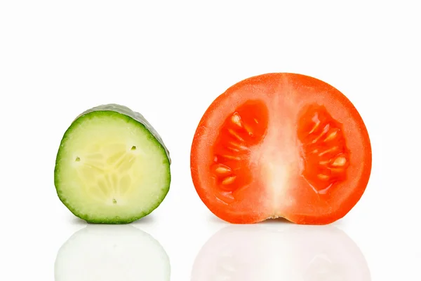 Tomates y pepino aislados en blanco — Foto de Stock