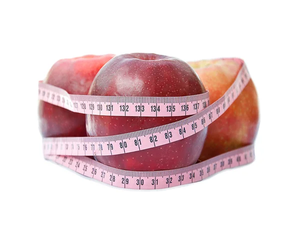 Manzana roja con cinta adhesiva sobre fondo blanco (concepto de salud y dieta) ) — Foto de Stock
