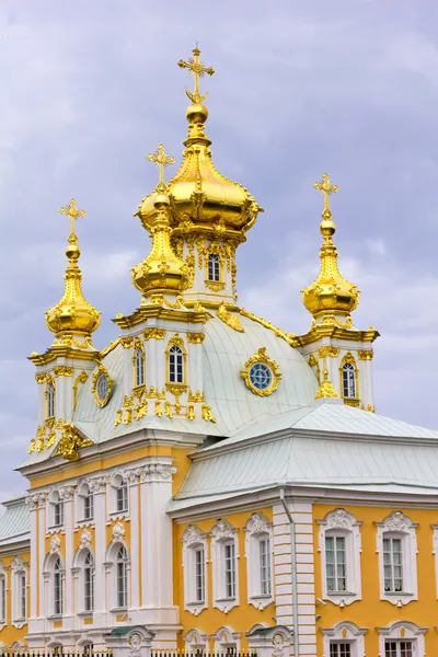 Palácio Peterhof. Capela Leste que abriga o Grande Palácio . — Fotografia de Stock