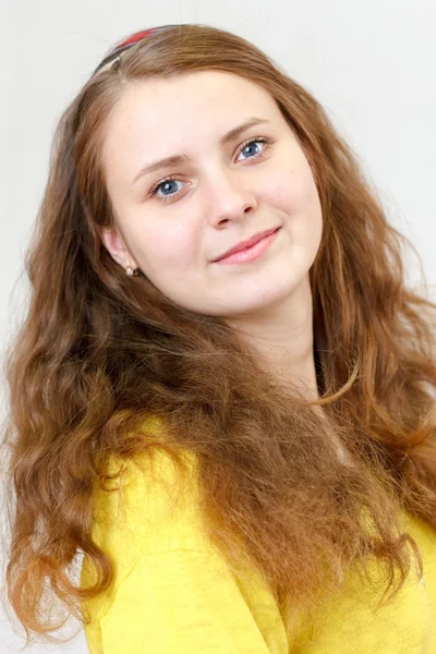 Mooie brunette lachende meisje met lang rood haar — Stockfoto