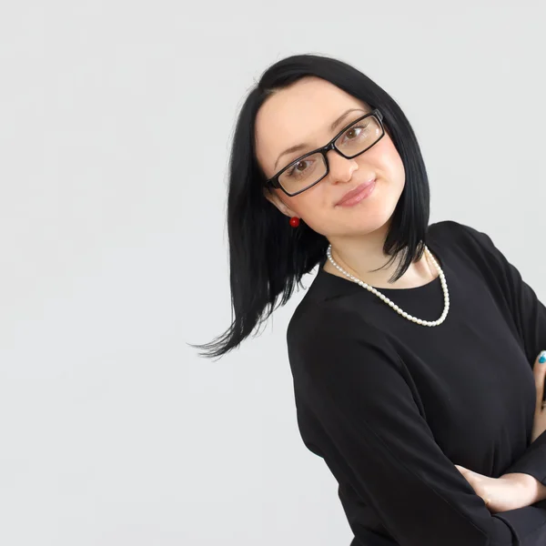 Portrait d'une fille brune sérieuse aux cheveux longs — Photo